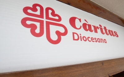 Imatge del cartell de Càritas a la seu del carrer Duran i Sors